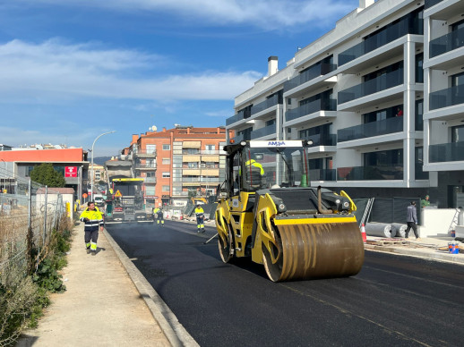 Del dimecres 14 al dilluns 19 de gener de 2026, es duran a terme treballs de millora i d'asfaltat en diversos trams de carrers del nucli urbà d'Abrera