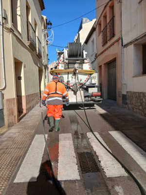 A Abrera tenim cura del nostre espai públic! Duem a terme nous treballs de neteja als embornals i reixes en diferents punts del nostre municipi per prevenir incidències a la via pública