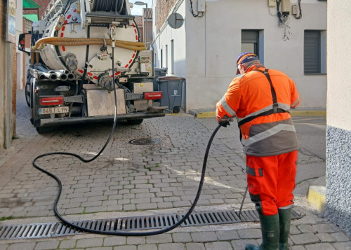A Abrera tenim cura del nostre espai públic! Duem a terme nous treballs de neteja als embornals i reixes en diferents punts del nostre municipi per prevenir incidències a la via pública