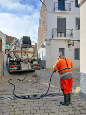 A Abrera tenim cura del nostre espai públic! Duem a terme nous treballs de neteja als embornals i reixes en diferents punts del nostre municipi per prevenir incidències a la via pública