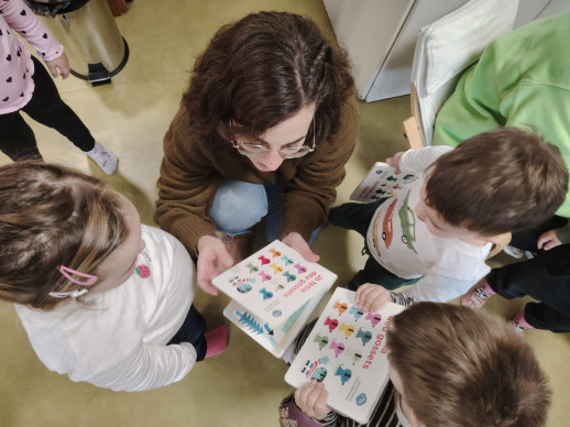 L'Escola Bressol Municipal Món Petit visita la Biblioteca Josep Roca i Bros pel foment de la lectura