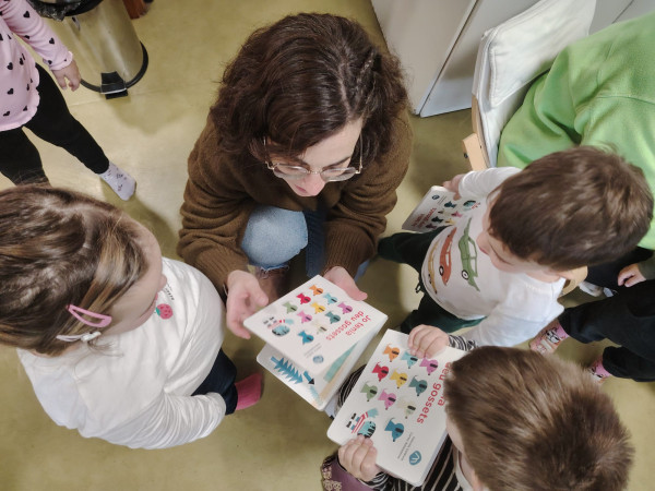 L'Escola Bressol Municipal Món Petit visita la Biblioteca Josep Roca i Bros pel foment de la lectura