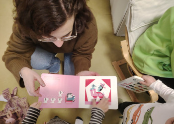 L'Escola Bressol Municipal Món Petit visita la Biblioteca Josep Roca i Bros pel foment de la lectura