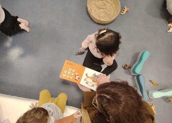 L'Escola Bressol Municipal Món Petit visita la Biblioteca Josep Roca i Bros pel foment de la lectura