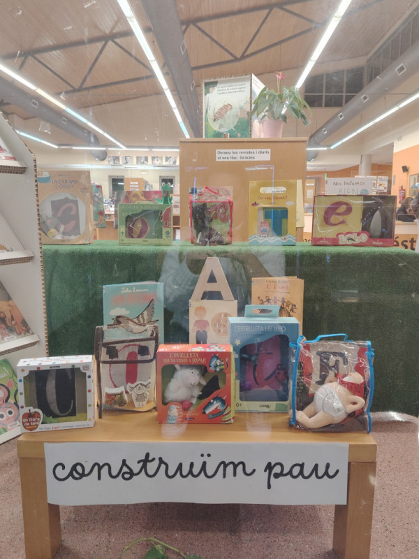 La Biblioteca Josep Roca i Bros acull l’Aparador lector “El racó de la pau”