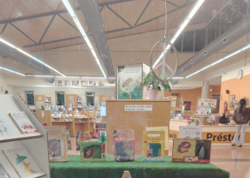 La Biblioteca Josep Roca i Bros acull l’Aparador lector “El racó de la pau”