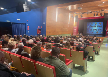 Gran èxit d'assistència a la primera representació dins el Cicle d'Humor amb el monòleg ‘Érase una vez los 80’ de Jorge Santini a la Sala Municipal d'Abrera
