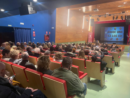 Gran èxit d'assistència a la primera representació dins el Cicle d'Humor amb el monòleg ‘Érase una vez los 80’ de Jorge Santini a la Sala Municipal d'Abrera