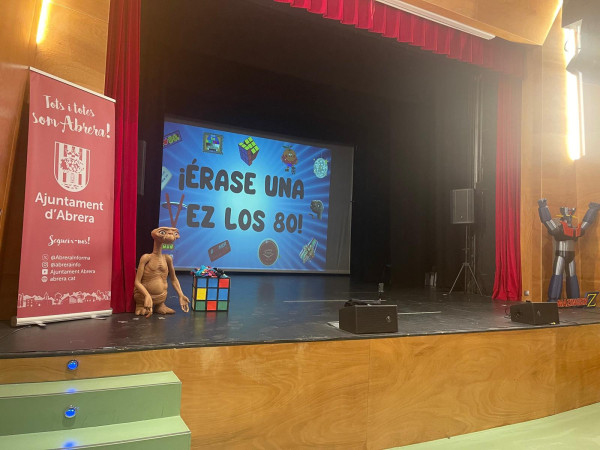 Gran èxit d'assistència a la primera representació dins el Cicle d'Humor amb el monòleg ‘Érase una vez los 80’ de Jorge Santini a la Sala Municipal d'Abrera