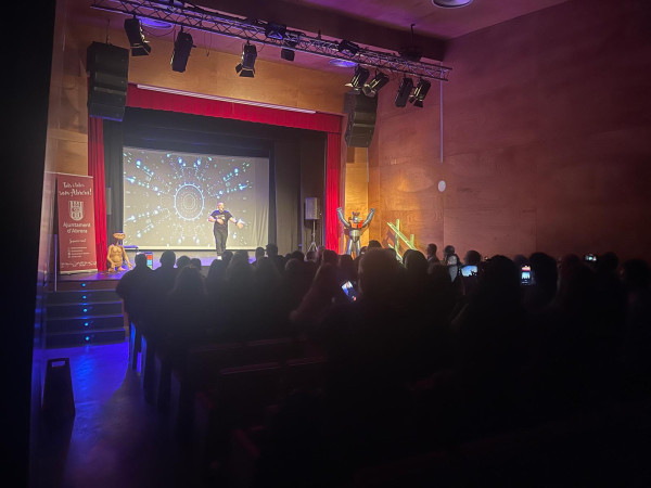 Gran èxit d'assistència a la primera representació dins el Cicle d'Humor amb el monòleg ‘Érase una vez los 80’ de Jorge Santini a la Sala Municipal d'Abrera