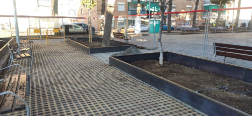 Avancen a bon ritme els treballs de reparació i millora dels jardins de la plaça de Rafael Casanova