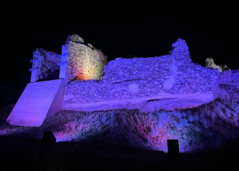Castell de Voltrera d'Abrera il·luminat de color violeta