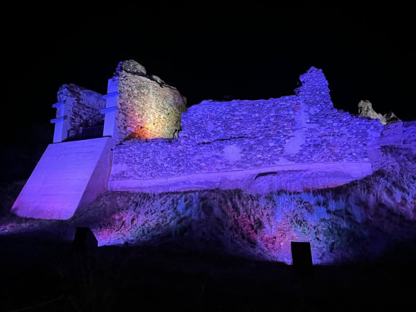 Castell de Voltrera d'Abrera il·luminat de color violeta