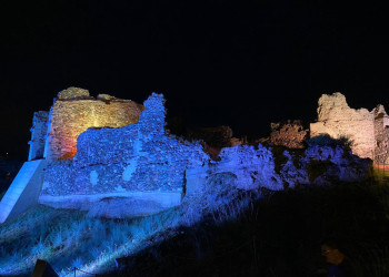 Castell de Voltrera d'Abrera il·luminat de color blau