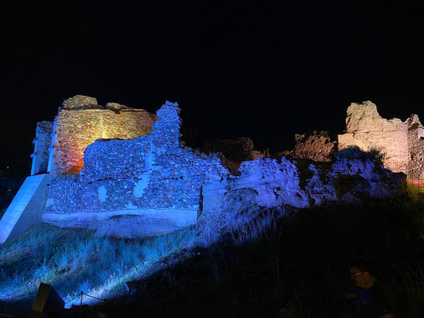 Castell de Voltrera d'Abrera il·luminat de color blau