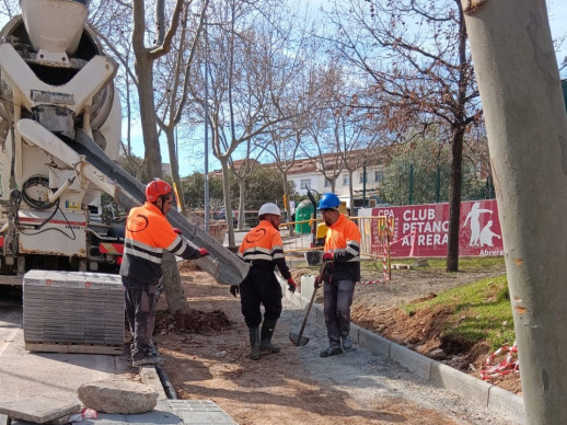 A Abrera millorem el nostre espai públic! Continuem duent a terme treballs de reparació de voreres al carrer de Federico García Lorca, davant del Club Petanca Abrera