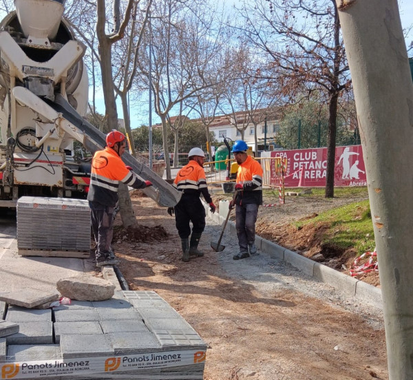 A Abrera millorem el nostre espai públic! Continuem duent a terme treballs de reparació de voreres al carrer de Federico García Lorca, davant del Club Petanca Abrera