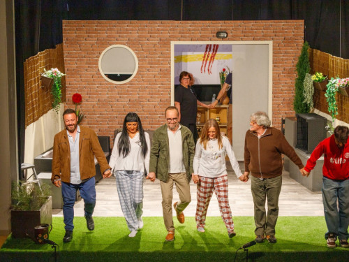 Diumenge 1 de març de 2026: 'Adossats', a càrrec del Grup de Teatre L'Ull de Bou de Sant Esteve Sesrovires