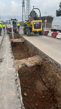 Aquesta setmana s'han encetat els treballs d’estesa de la línia elèctrica de la planta de SEAT de l’Avinguda de Ca n’Amat, i s'ha tallat temporalment el carril en sentit A-2, entre els carrers de Can Noguera i de Darwin