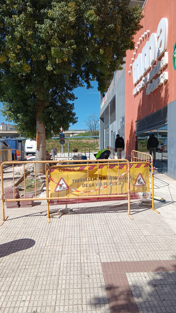 Executem diferents treballs de reparació de voreres al nucli urbà i barris d'Abrera - avinguda del Torrentet