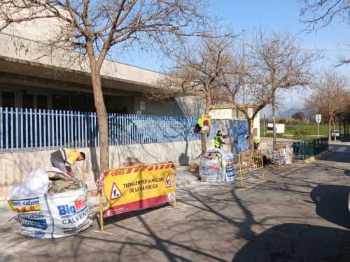 Executem diferents treballs de reparació de voreres al nucli urbà i barris d'Abrera - Escola Josefina Ibáñez