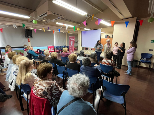 Gent Gran activa! Èxit del cinefòrum “A la Bretxa”, que ha posat en valor la importància d’escoltar activament la gent gran i de generar espais on se sentin protagonistes