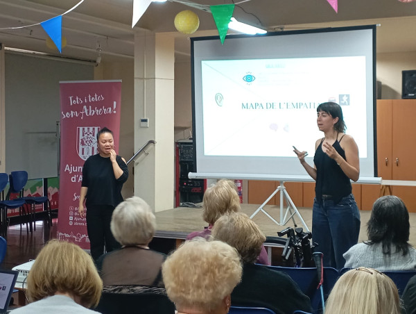 Gent Gran activa! Èxit del cinefòrum “A la Bretxa”, que ha posat en valor la importància d’escoltar activament la gent gran i de generar espais on se sentin protagonistes