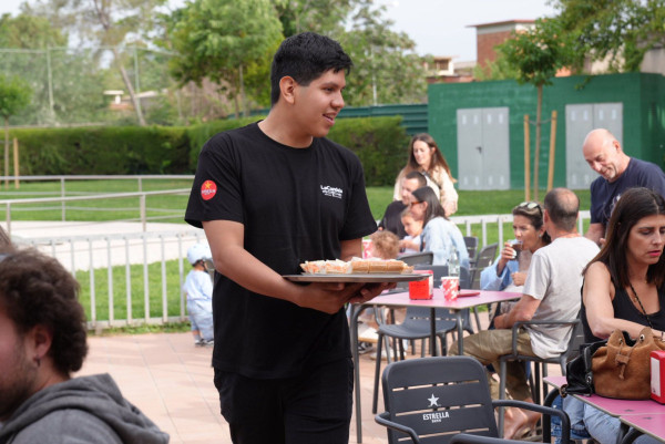 Gran acollida a la inauguració del Candela Gastrobar, aquest divendres 1 de maig, a la Piscina Municipal d’Estiu d’Abrera