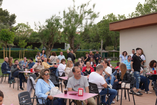 Gran acollida a la inauguració del Candela Gastrobar, aquest divendres 1 de maig, a la Piscina Municipal d’Estiu d’Abrera
