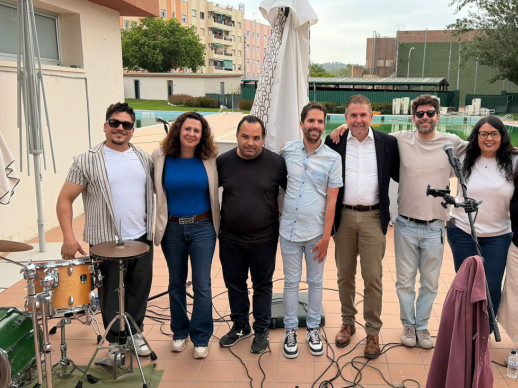 Gran acollida a la inauguració del Candela Gastrobar, aquest divendres 1 de maig, a la Piscina Municipal d’Estiu d’Abrera