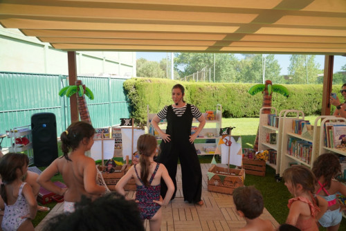 Durant tot el mes de juliol, gaudirem de les activitats de la Bibliopiscina de la Biblioteca Josep Roca i Bros a la nova zona d'ombra de la Piscina Municipal d'Estiu d'Abrera