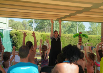 Durant tot el mes de juliol, gaudirem de les activitats de la Bibliopiscina de la Biblioteca Josep Roca i Bros a la nova zona d'ombra de la Piscina Municipal d'Estiu d'Abrera