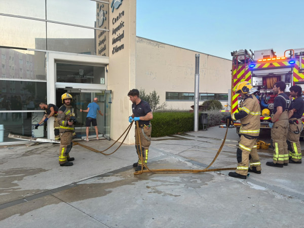 Un incendi a la zona de la sauna del Centre Aquàtic Municipal d'Abrera (CAM) obliga a desallotjar preventivament les instal·lacions sense provocar danys personals