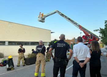 Un incendi a la zona de la sauna del Centre Aquàtic Municipal d'Abrera (CAM) obliga a desallotjar preventivament les instal·lacions sense provocar danys personals