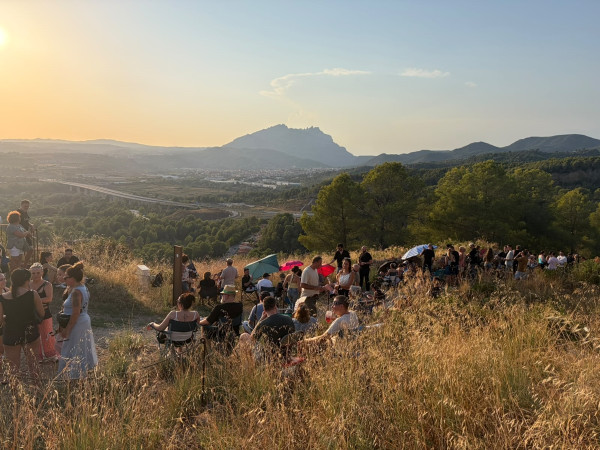 A Abrera vivim l’eclipsi solar d'aquest dimecres 12 d'agost al Castell de Voltrera d'Abrera, amb gran èxit d'assistència!
