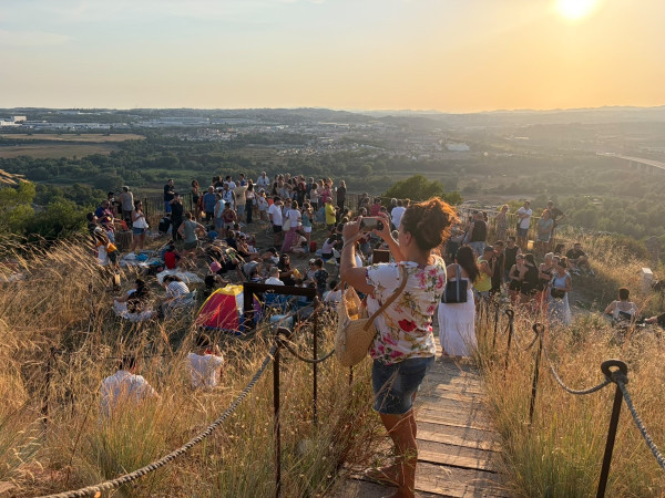 A Abrera vivim l’eclipsi solar d'aquest dimecres 12 d'agost al Castell de Voltrera d'Abrera, amb gran èxit d'assistència!