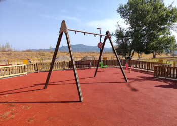 Millorem el parc del Rebato amb la renovació del cautxú, noves tanques i la restauració dels jocs infantils