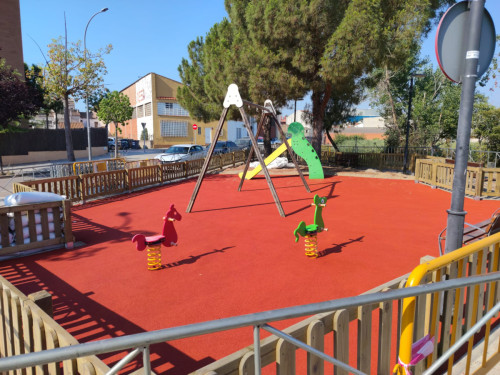 Millorem el parc del Rebato amb la renovació del cautxú, noves tanques i la restauració dels jocs infantils