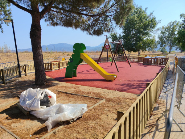 Millorem el parc del Rebato amb la renovació del cautxú, noves tanques i la restauració dels jocs infantils