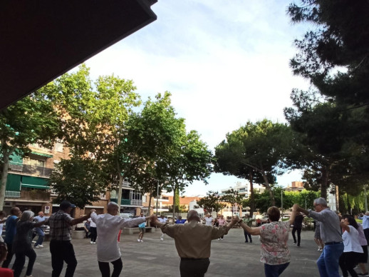 Ballada de sardanes d'Abrera Sardanista a la plaça de Rafael Casanova