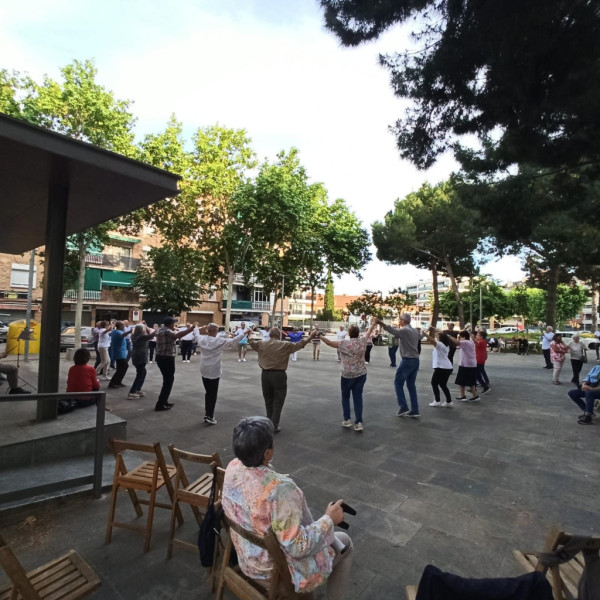 Ballada de sardanes d'Abrera Sardanista a la plaça de Rafael Casanova