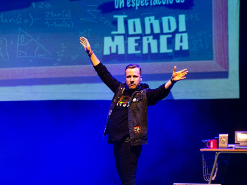 Diumenge 19 d'octubre, la Sala Municipal d'Abrera acollirìa el monòleg 'Yo sobreviví a la EGB' de Jordi Merca, dins el cicle Tardor Cultural 2025