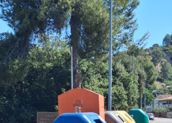 Siguem cívics! Detectem i netegem un nou abocament de residus a la via pública en una zona de contenidors del barri de Can Vilalba